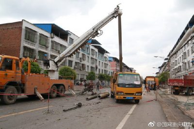 4月9日萬州供電公司全力搶修風(fēng)災(zāi)受損線路