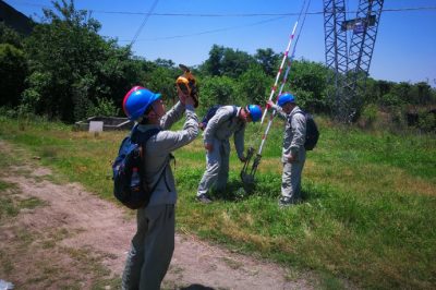 湖北電力：高溫下巡線，為軍運會保駕護航