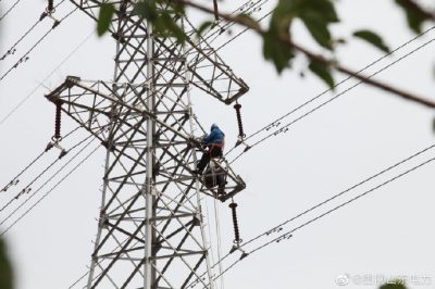 招遠供電公司在110千伏都石線安裝驅(qū)鳥器