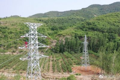 青山再高人為峰 高溫架線送光明