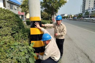 沛縣供電公司對路旁電桿加裝反光防護(hù)貼