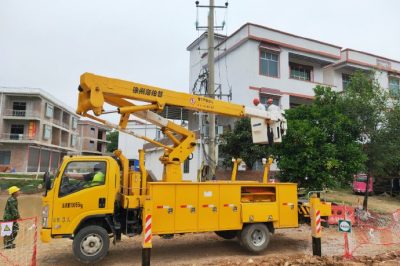 寧遠縣供電公司10千伏豬半線黃泥塘臺區(qū)進行帶電搶修工作