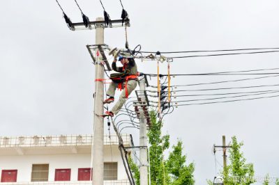 在烈日下登桿作業(yè)，更換10千伏線路懸式絕緣子