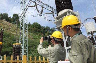 湖北黃龍灘電廠220kV開關站里值班員對設備進行測溫