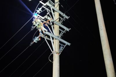 攀枝花供電公司搶修遭雷擊受損的10kV格坪線2號(hào)桿避雷器