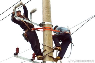 盱眙縣供電公司架設(shè)排澇站配電臺(tái)架、安裝配電變壓器