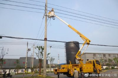 10千伏線路帶電作業(yè)，保障太平紙業(yè)公司夏季可靠供電