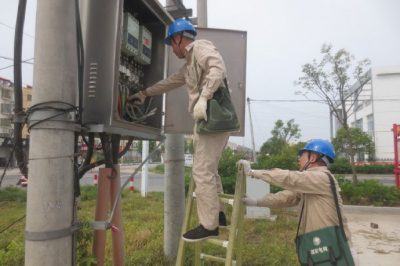 檢查更換配變箱內的漏電保護器及設備，保障迎峰度夏安全供電