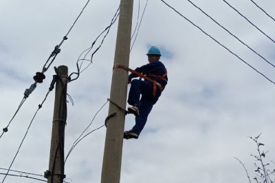 溧水區(qū)供電公司東屏供電所增加搶修人員，確保用戶清涼度夏