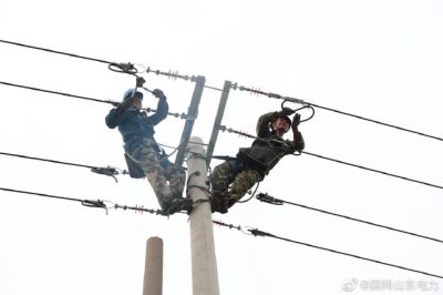 國網東營市東營區(qū)供電公司工作人員及時更換存在安全隱患的電纜