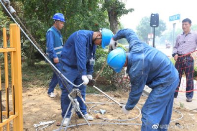 國網(wǎng)臨沂供電公司立桿架線改接負(fù)荷不懼高溫保障供電