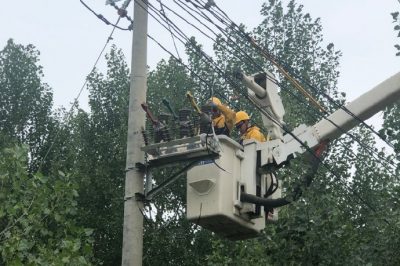 兩小時完成10千伏雪山三線29號桿真空斷路器帶電安裝作業(yè)