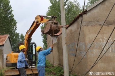 10千伏喬莊支線更換6號7號2根老舊線桿，解除用電安全隱患