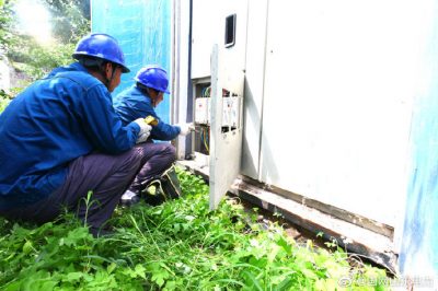 對韓家洼村的箱變、配電箱、下戶線及家庭用電開展檢查診治