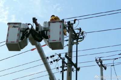 饒縣供電公司進(jìn)行10千伏黃琚線(xiàn)楊琚分支線(xiàn)帶電作業(yè)