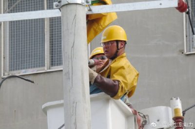 供電公司帶電作業(yè)在10多米高的空中更換跌落式熔斷器