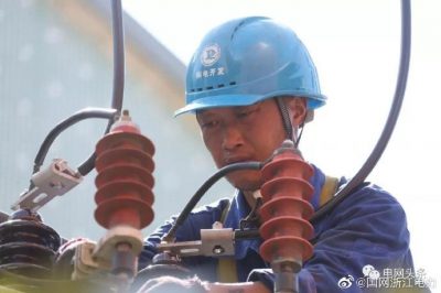 桐廬縣供電公司在桐廬鳳川街道西莊自然村頂著烈日增容改造公變