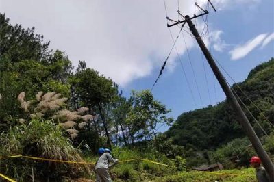 麻家渡供電所對轄區(qū)10kV寶63牌樓線進行巡視