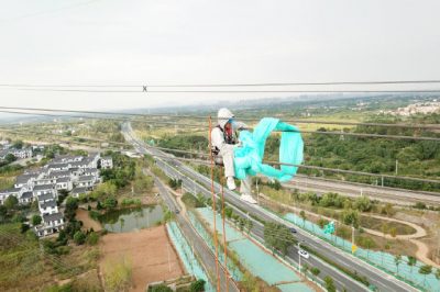 湖北檢修公司帶電作業(yè)去除纏繞在導(dǎo)線間的塑料薄膜