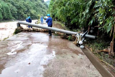 雷波縣供電公司搶修受損電力設施保證居民用電