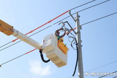 建湖縣供電公司組織員工開展帶電作業(yè)現(xiàn)場實訓(xùn)