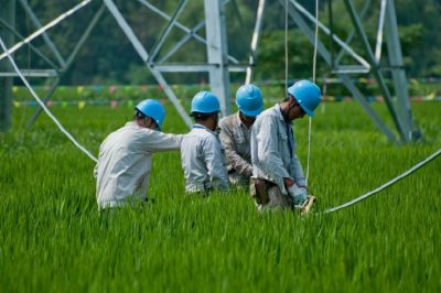 稻田里架設(shè)35千伏源怡線確保源怡生物質(zhì)電廠投產(chǎn)后能及時(shí)發(fā)電