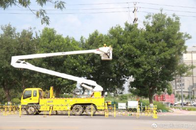 東阿縣供電公司帶電作業(yè)班人員對10千伏城北線進行帶電接火