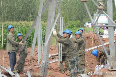 克服酷暑堅持在高空中完成組裝35千伏招賢至安莊輸電線路鐵塔