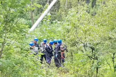 棗莊高新區(qū)黑峪村東配電室低壓北支線6號桿進行雨中搶修