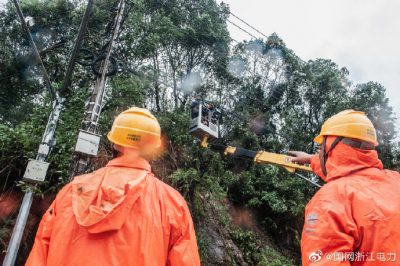 溫嶺市供電公司對(duì)城區(qū)內(nèi)受到樹木影響的線路開展修剪工作