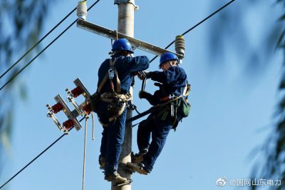 濟陽區(qū)供電公司員工對10千伏鎮(zhèn)北線進行檢修改造