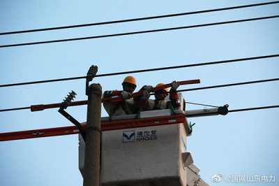 成武縣供電公司帶電拆除了10千伏新大街線37號桿