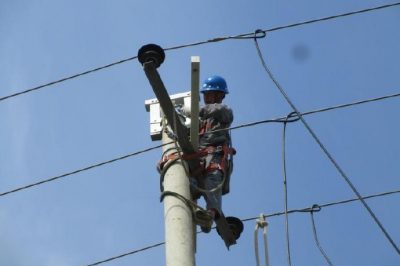 元氏縣供電公司對“煤改電”項目配套電力設施進行改造