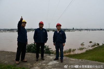 臨潼：“電小二”冒雨對(duì)跨越渭河35千伏輸電線路臨田線32號(hào)桿塔進(jìn)行特巡