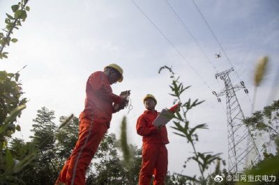 重慶璧山供電公司:紅巖服務隊節(jié)前開展無人機巡線