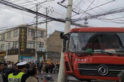 卡車撞斷電線桿 帶電搶修效率高