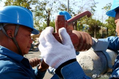 10千伏園東線線路對舊線桿進(jìn)行移除工程