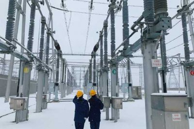 750千伏洛川變運維人員冒雪開展雪天特巡