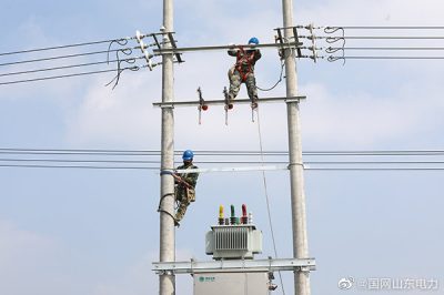 平樓村農田里安裝一臺配電變壓器