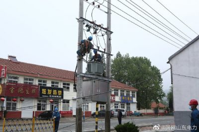 海陽供電公司在10千伏小政線進(jìn)行線路改造