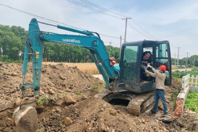 堅決杜絕在400伏低壓架空線路下開挖路面