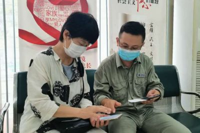 電力小哥也管“修手機(jī)”？分外事也是一片心