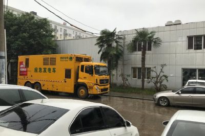 315千伏安應急發(fā)電車為汽車4S店持續(xù)供電