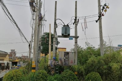 冒雨對老舊線路進行升級改造