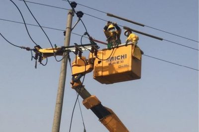 10千伏線路電桿進(jìn)行帶電接引線