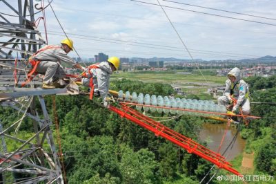 無人機監(jiān)護帶電作業(yè) 為迎峰度夏保駕護航