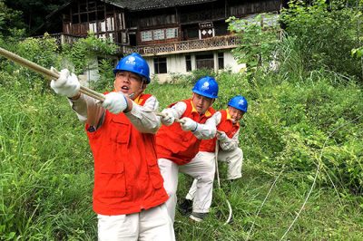 重慶電力公司全力搶修強暴雨受損供電設(shè)施