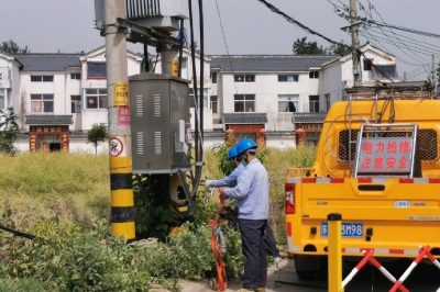 供電所運維人員對鹽閘小區(qū)12、14變壓器進行負荷切改