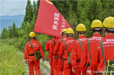 重慶送變電公司運檢小分隊奮戰(zhàn)在迎峰度夏保供電的第一線