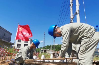 對洪港鎮(zhèn)燕廈鄉(xiāng)湖山村進行立桿、放線工作